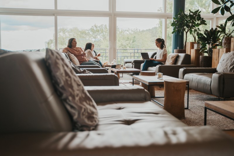 Luxuriöser Lounge-Bereich mit Panoramafenstern und bequemen Sofas für entspanntes Verweilen.