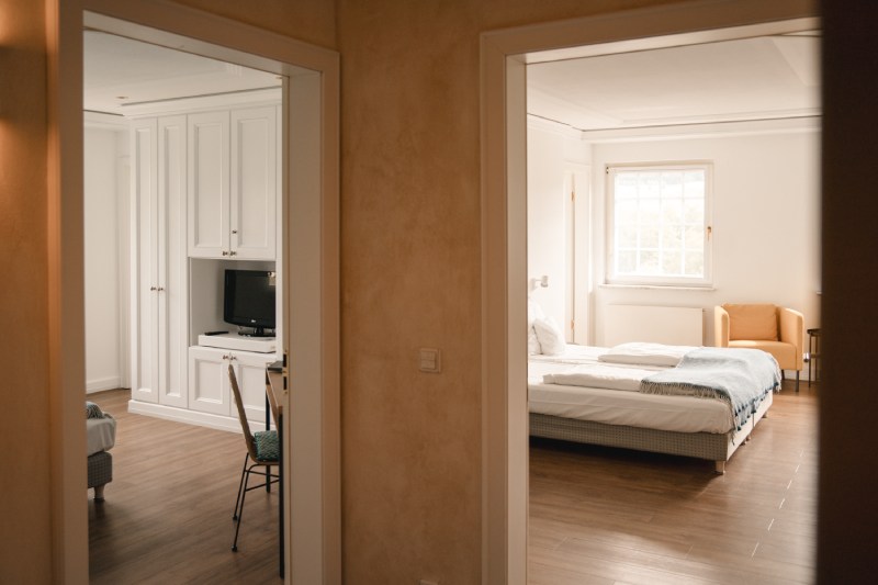 Eingangsbereich mit Zugang zum Schlafzimmer und warmen Holztönen für eine einladende Atmosphäre.